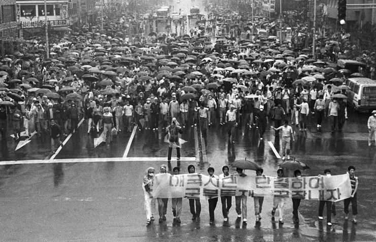 15면-김탁돈작 79년 '시위대의 가두행진' 범일동 부근